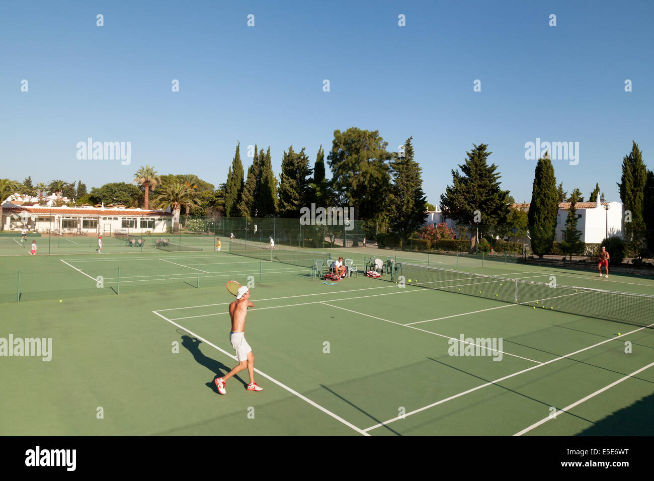 Menschen, die mit dem Tennisspielen in Rocha Brava Holiday Resort Algarve Portugal Europa Stockfoto