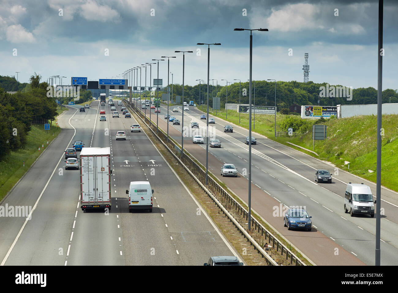 GATSO Blitzer auf alle Fahrspuren der Autobahn M1 an der Füllstelle in einer variablen Geschwindigkeitsbegrenzung Stockfoto