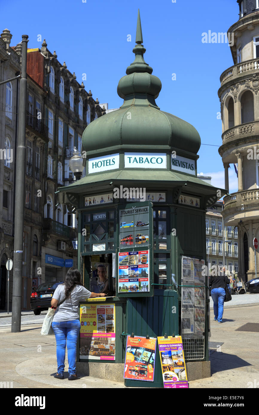 Typische touristische Informationen Kiosk in Porto, Portugal Stockfoto