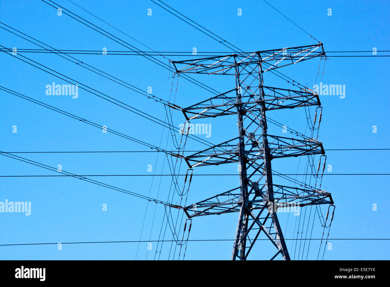 Nahaufnahme der Stahlpylone und Cross-over Strom Kabel-Netz Stockfoto