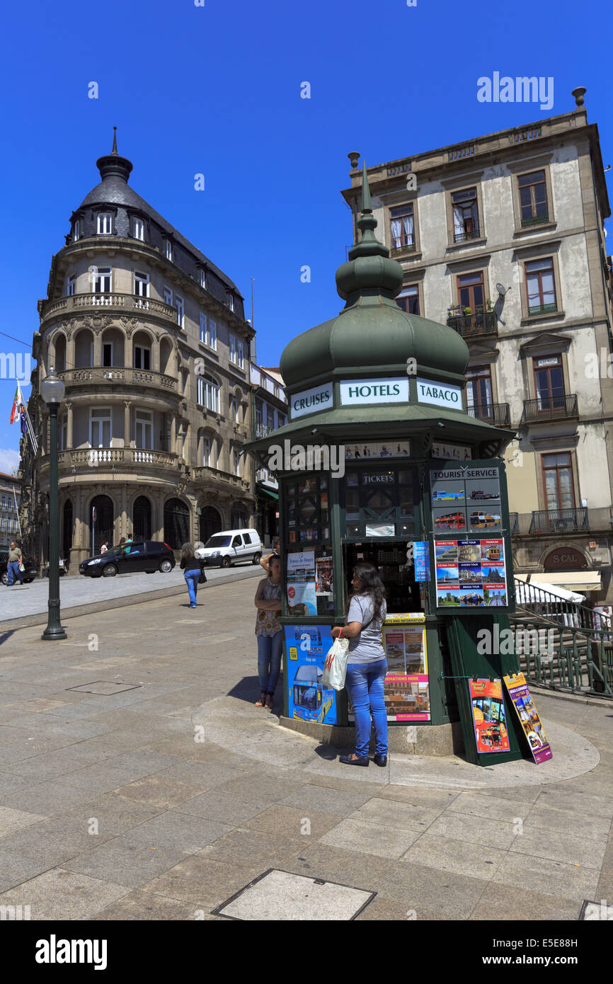 Typische touristische Informationen Kiosk in Porto, Portugal Stockfoto