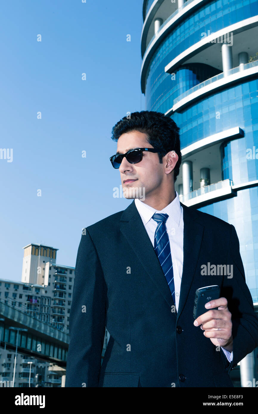 Indische Geschäftsmann mit einem Handy im Business-Bereich von Neu-Delhi, Indien Stockfoto