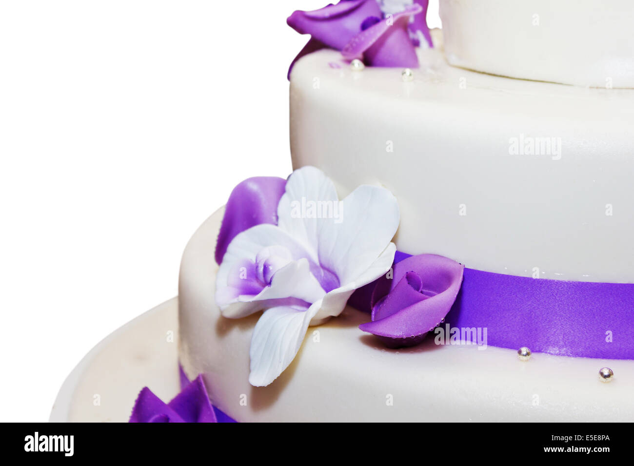 Hohen Hochzeitstorte mit lila Streifen und Blume Dekorationen Stockfoto