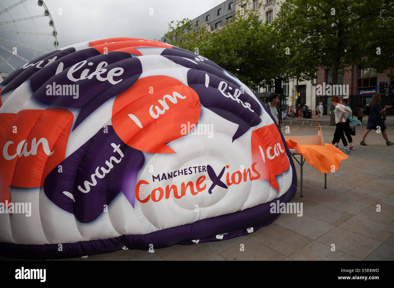 Verbindungen branded logo Marketing Kampagne mit gewölbten Aufblasbare in temporäre Strukturen im Stadtzentrum von Manchester. Stockfoto