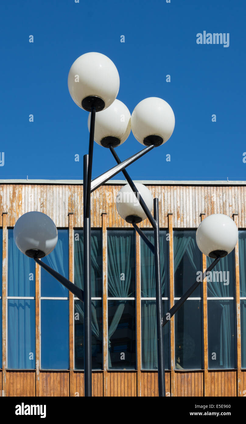 50er Jahre Stil Straßenlaterne Installation im Stockholmer Vorort Vallingby, Schweden. Stockfoto