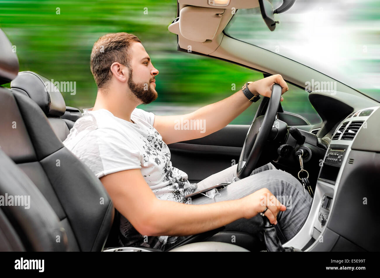 Porträt eines Mannes mit seinem Auto Stockfoto