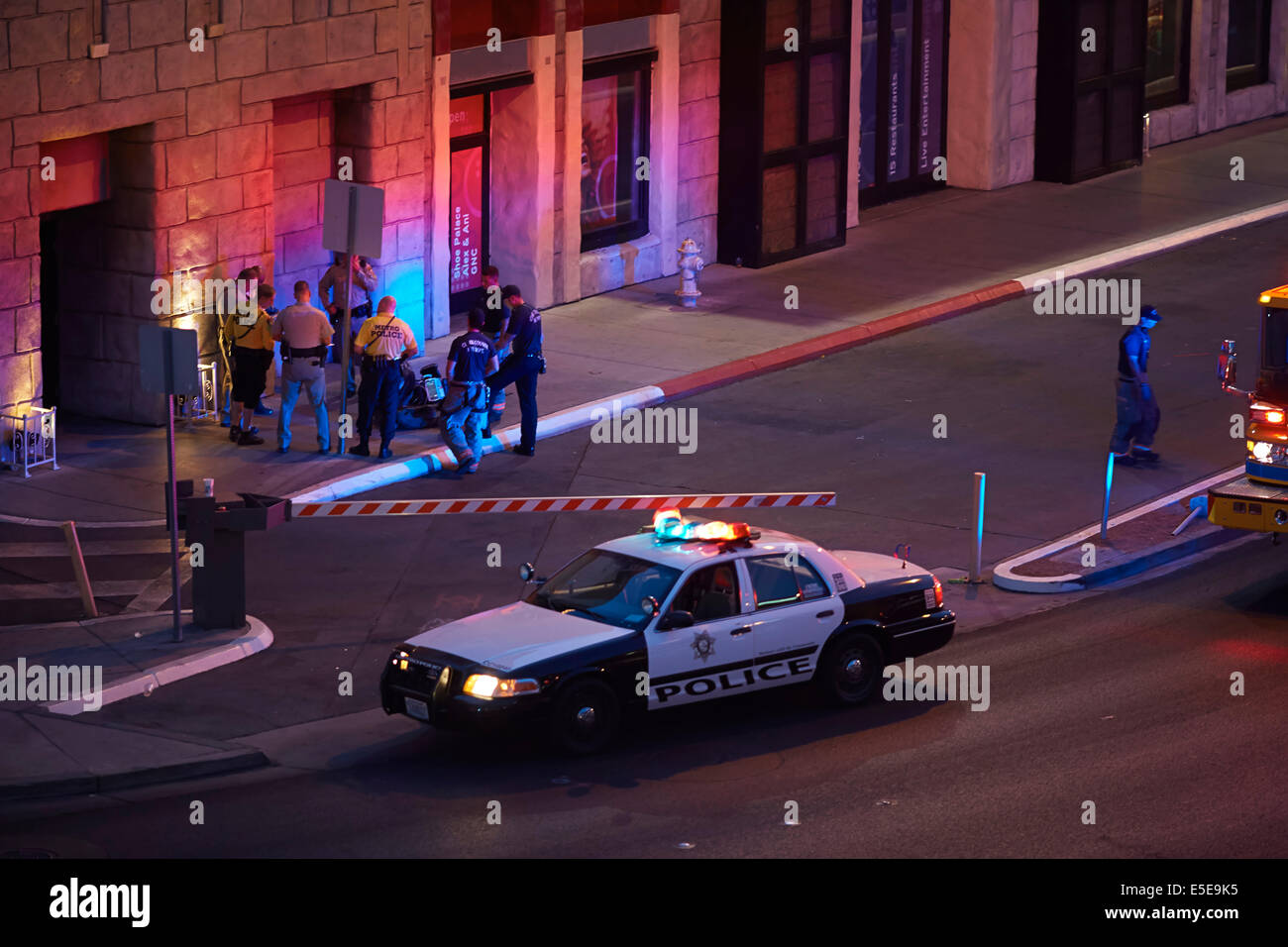 Polizei-Abteilung Offiziere besuchen eine Szene nur nicht am Strip in Las Vegas Boulevard South, in Paradies, Nevada, USA Stockfoto