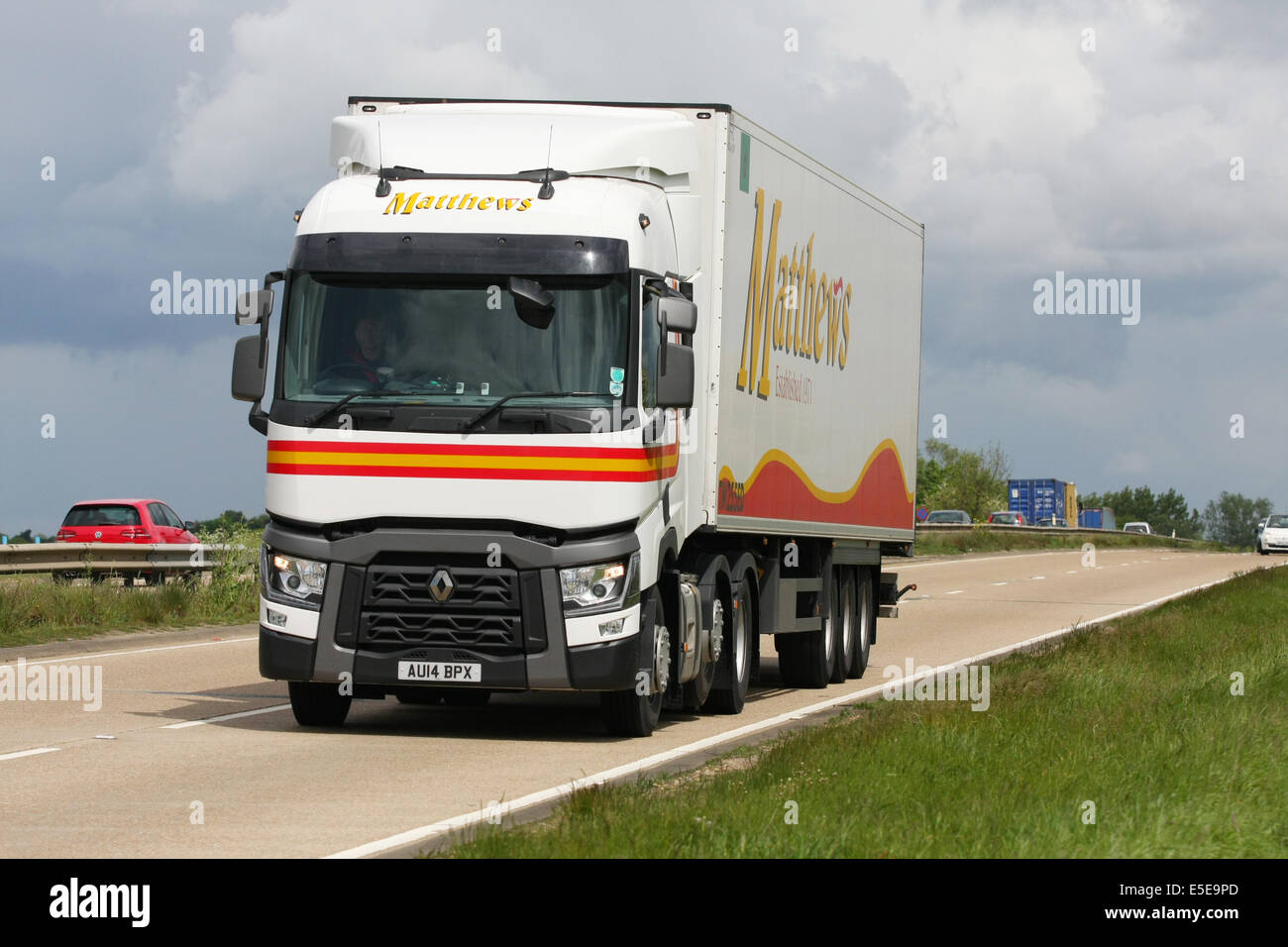 Matthews-Transport-LKW Reisen entlang der A12 Schnellstraße in Essex, England Stockfoto