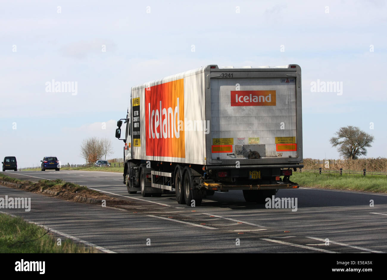 Rückansicht des ein Island-LKW Reisen entlang der Schnellstraße A417 in Cotswolds, England Stockfoto