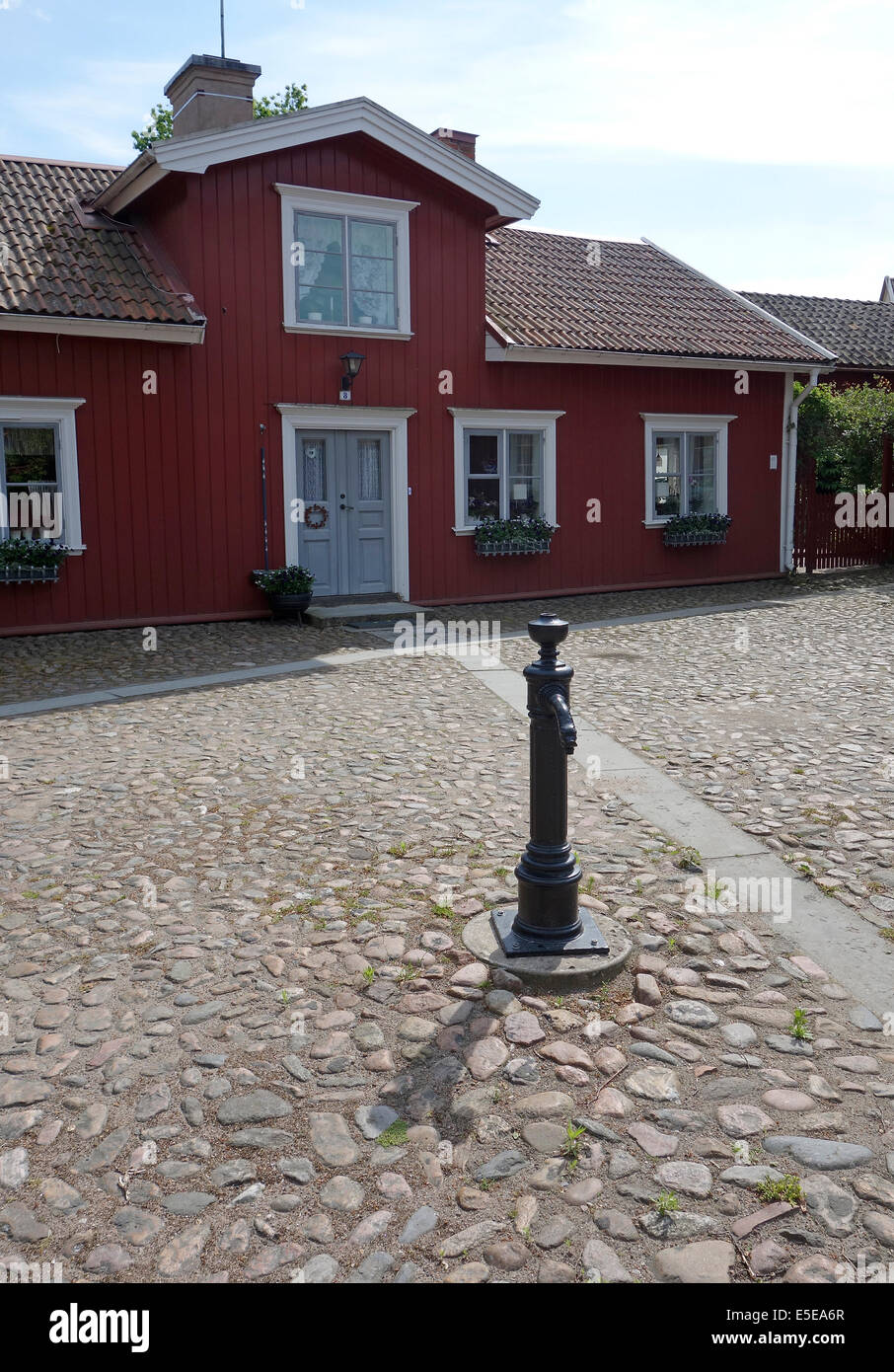 Öffentlichen Wasserhahn in der Mitte des gepflasterten Platz der alten Lidköping. Schweden. Stockfoto