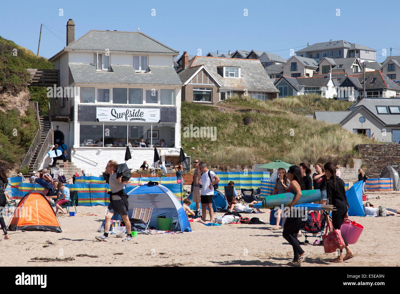 Polzeath, Cornwall, UK. 28. Juli 2014. Warme Sonne auf Polzeath Strand auf der ersten vollen Woche des Vereinigten Königreichs Sommer Schulferien. Bildnachweis: Mark Richardson/Alamy Live-Nachrichten Stockfoto