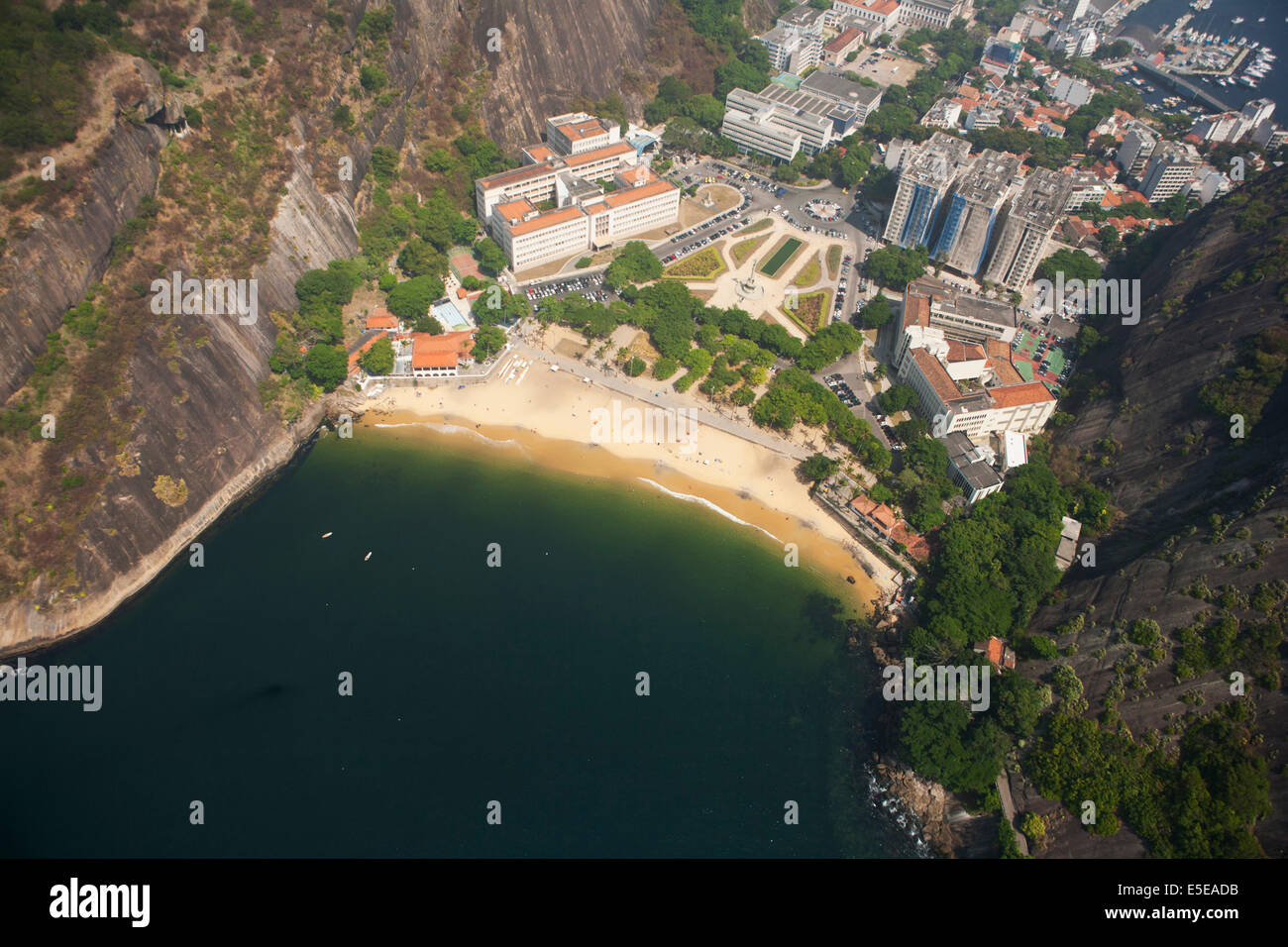Luftaufnahme von Praia Vermelha in Urca sitzt neben Zuckerhut in Rio De Janeiro, Brasilien Stockfoto