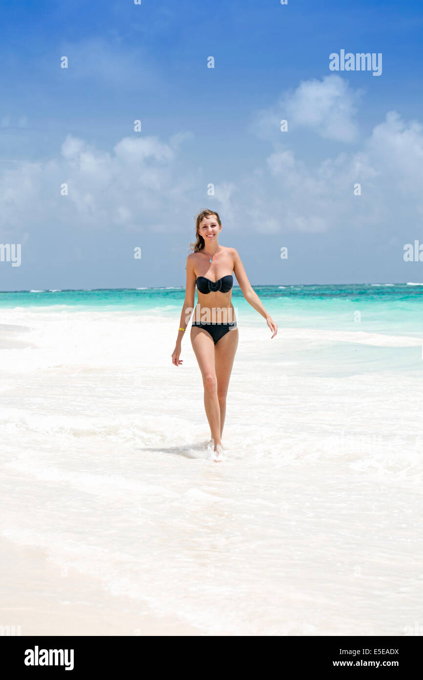 Eine schöne junge Frau im Bikini am Strand Stockfoto