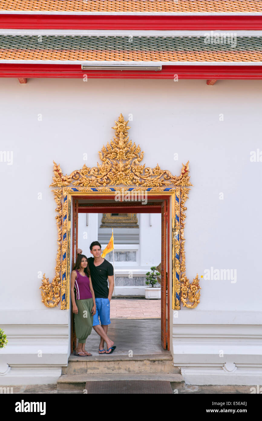 Ein junges Paar im Wat Pho, Bangkok, Thailand Stockfoto