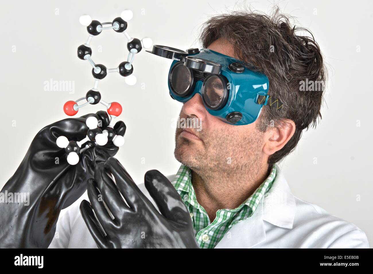 Wissenschaftler mit Kokain molekulare Modell. Stockfoto