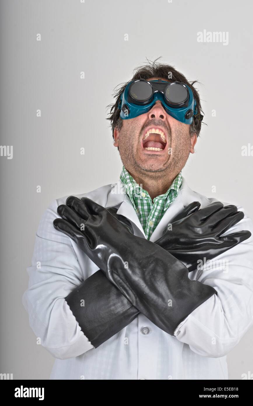 Verrückte Wissenschaftler eine Schutzbrille und Handschuhe tragen. Stockfoto