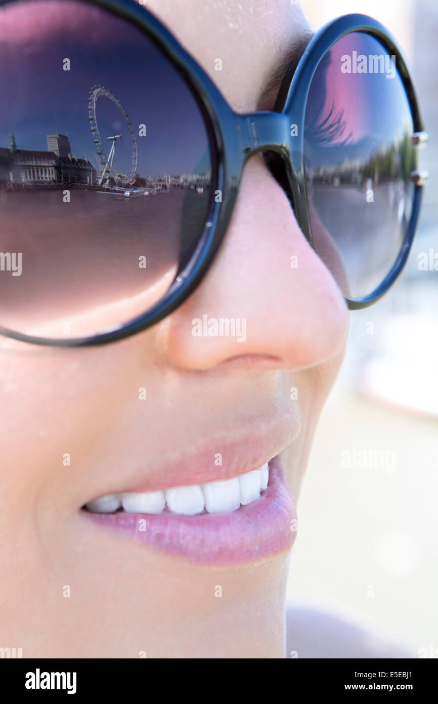 London Eye spiegelt sich in eine Frau Sonnenbrillen, London, UK Stockfoto