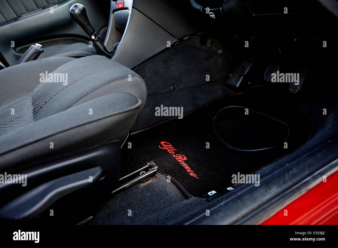 maßgeschneiderte Auto-Matten im Inneren ein Alfa Romeo 156 Stockfoto