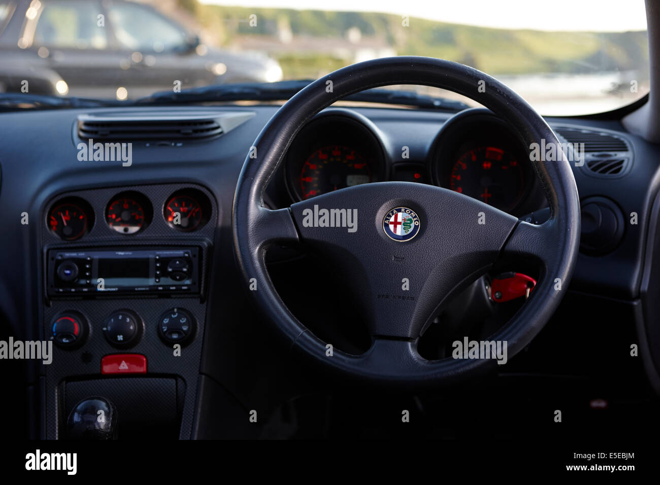 Lenkrad und Innenausstattung von einem Alfa Romeo 156 Stockfoto