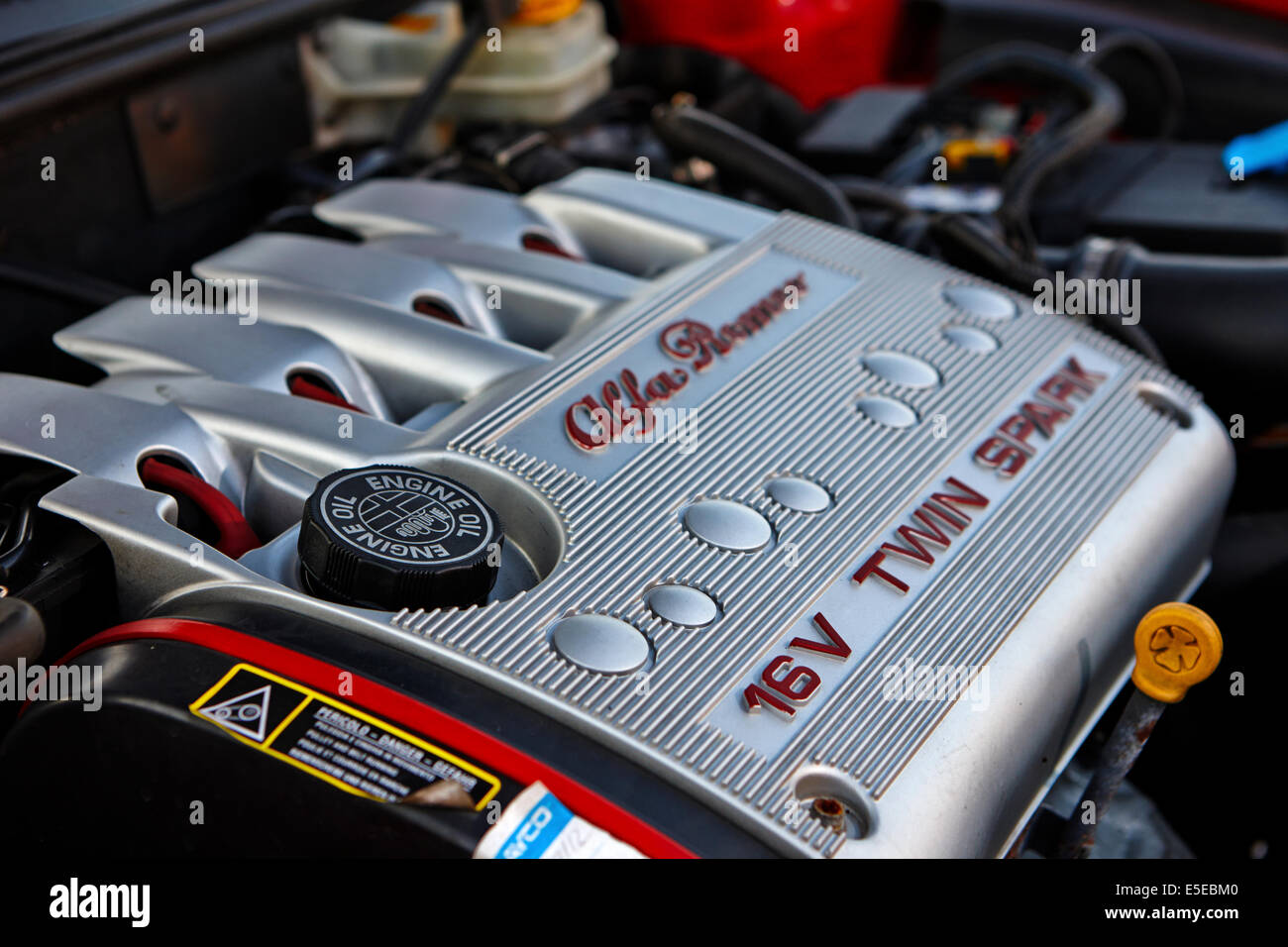 Motorabdeckung auf einem Alfa Romeo Twin Spark Motor in einem 156 Stockfoto