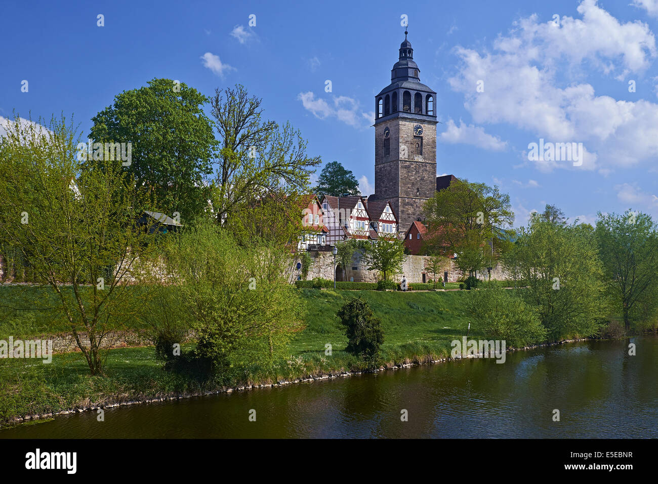 St. Crucis-Kirche mit Stadtmauer in Bad Sooden-Allendorf, Hessen, Deutschland Stockfoto