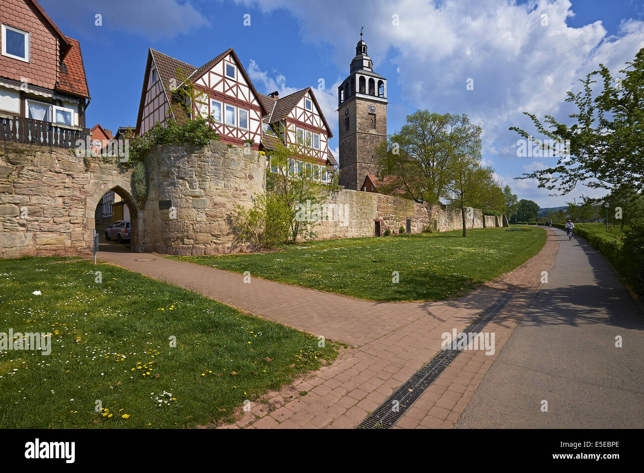 St. Crucis-Kirche mit Stadtmauer in Bad Sooden-Allendorf, Hessen, Deutschland Stockfoto