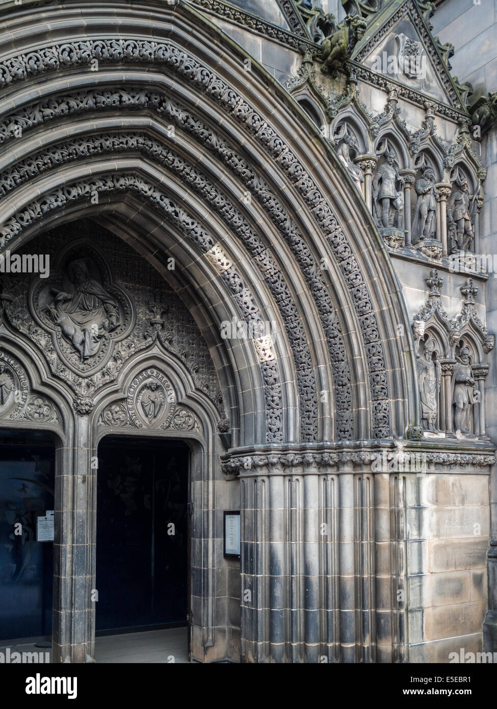 St. Giles Cathedral steingeschnitztes Portal-Tympanum und Archive Stockfoto