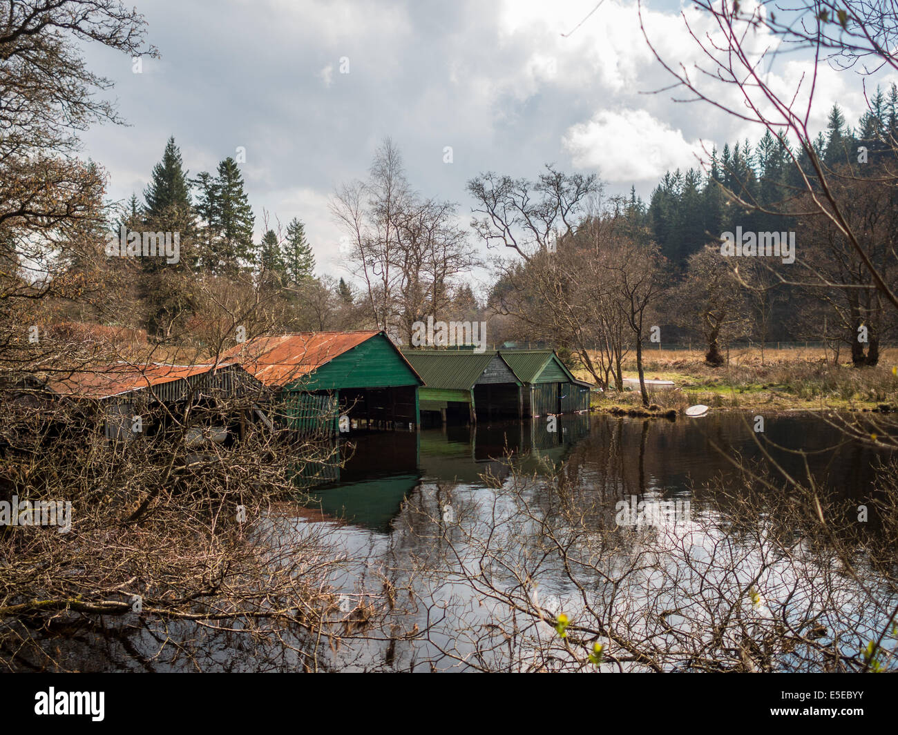 Bootshäuser in Loch Ard Stockfoto