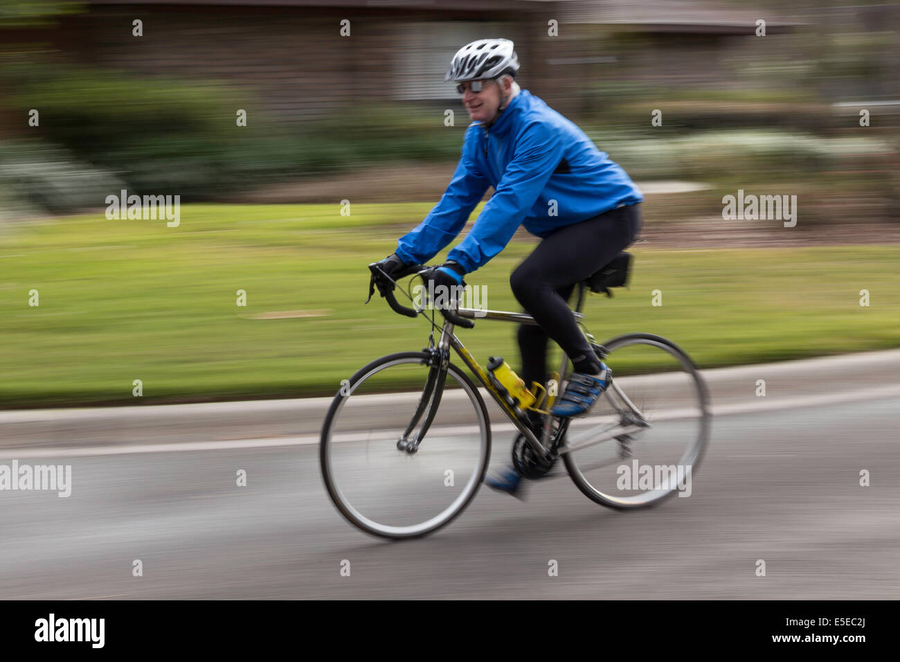Reifer Mann reitet sein Fahrrad mit genehmigten Fangvorrichtung, USA Stockfoto