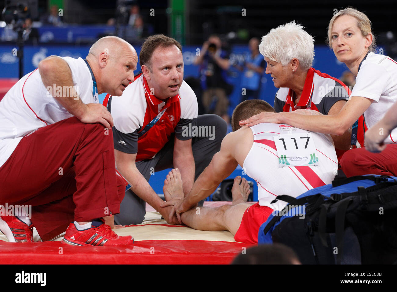 SSE Hydro, Glasgow, Schottland, Großbritannien, Dienstag, Juli 2014. Der englische Sam Oldham wurde nach einer Verletzung während des Wettbewerbs des Men’s Artistic Gymnastics Teams bei den Commonwealth Games in Glasgow 2014 behandelt Stockfoto