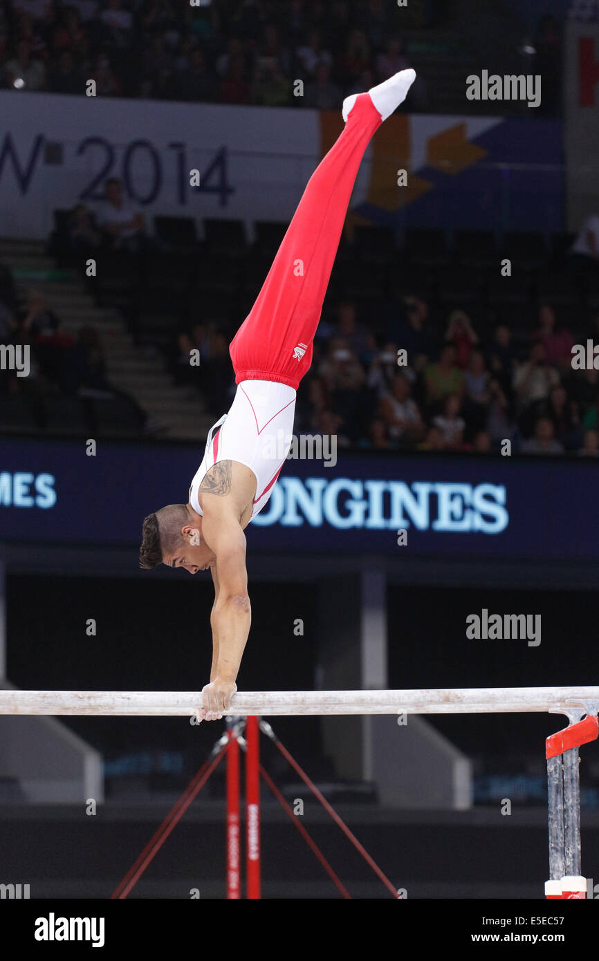 SSE Hydro, Glasgow, Schottland, Großbritannien, Dienstag, Juli 2014. Der englische Louis Smith auf der Parallel Bar während des Mannschaftswettbewerbs der Artistic Turnen bei den Commonwealth Games in Glasgow 2014 Stockfoto