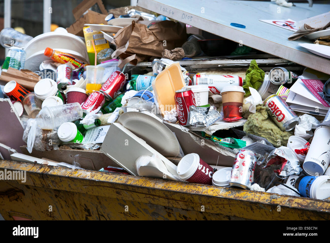 Shoreditch, London - überquellenden Müllcontainer in der Stadt Stockfoto
