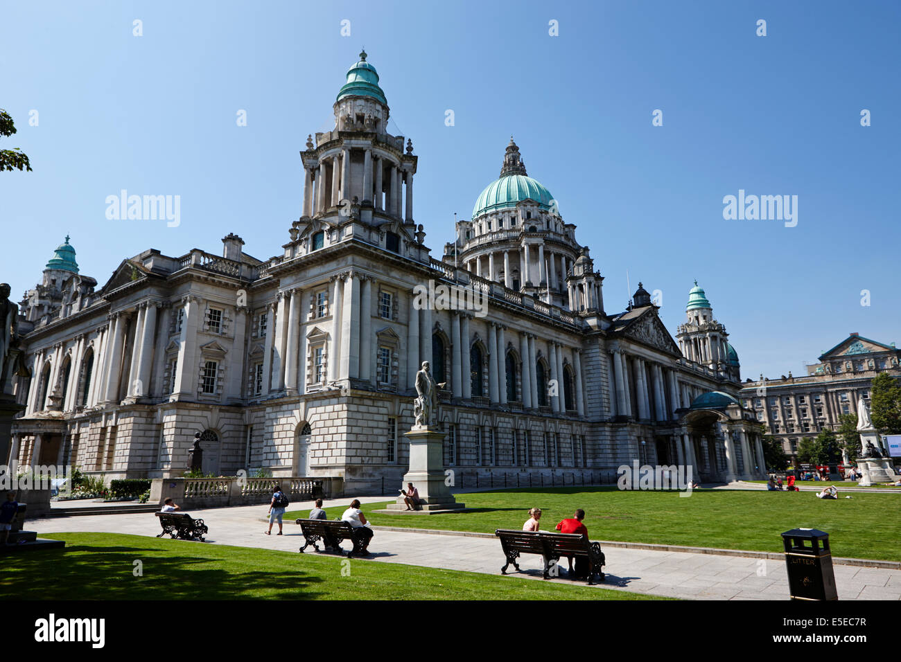 Belfast City Hall an einem Sommertag im Stadtzentrum Stockfoto