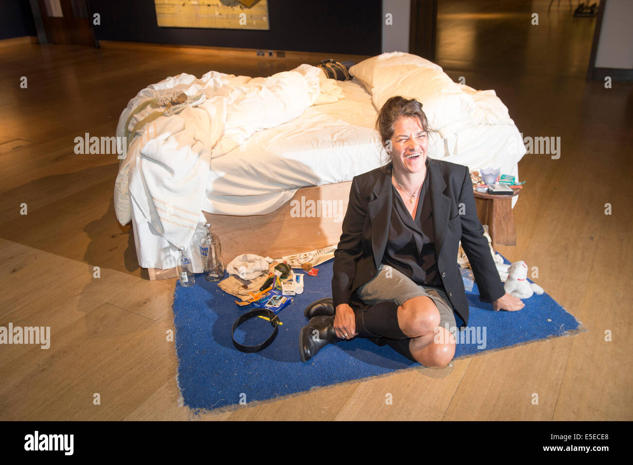 Christie's London. Tracey Emin's "My Bed" (1998) auf dem Markt und verkauft für £2.2 m im Juli 2014 Stockfoto