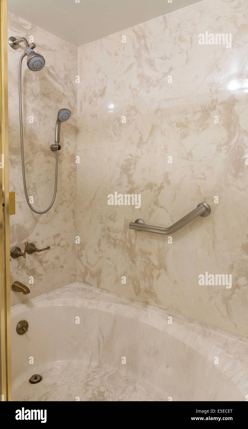 Luxus-Haus-Badewanne und Dusche Stockfoto