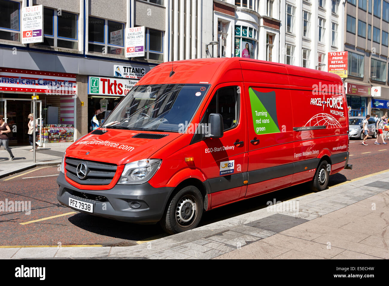 Parcelforce weltweit Sammlung Lieferwagen im Stadtzentrum von Belfast Stockfoto