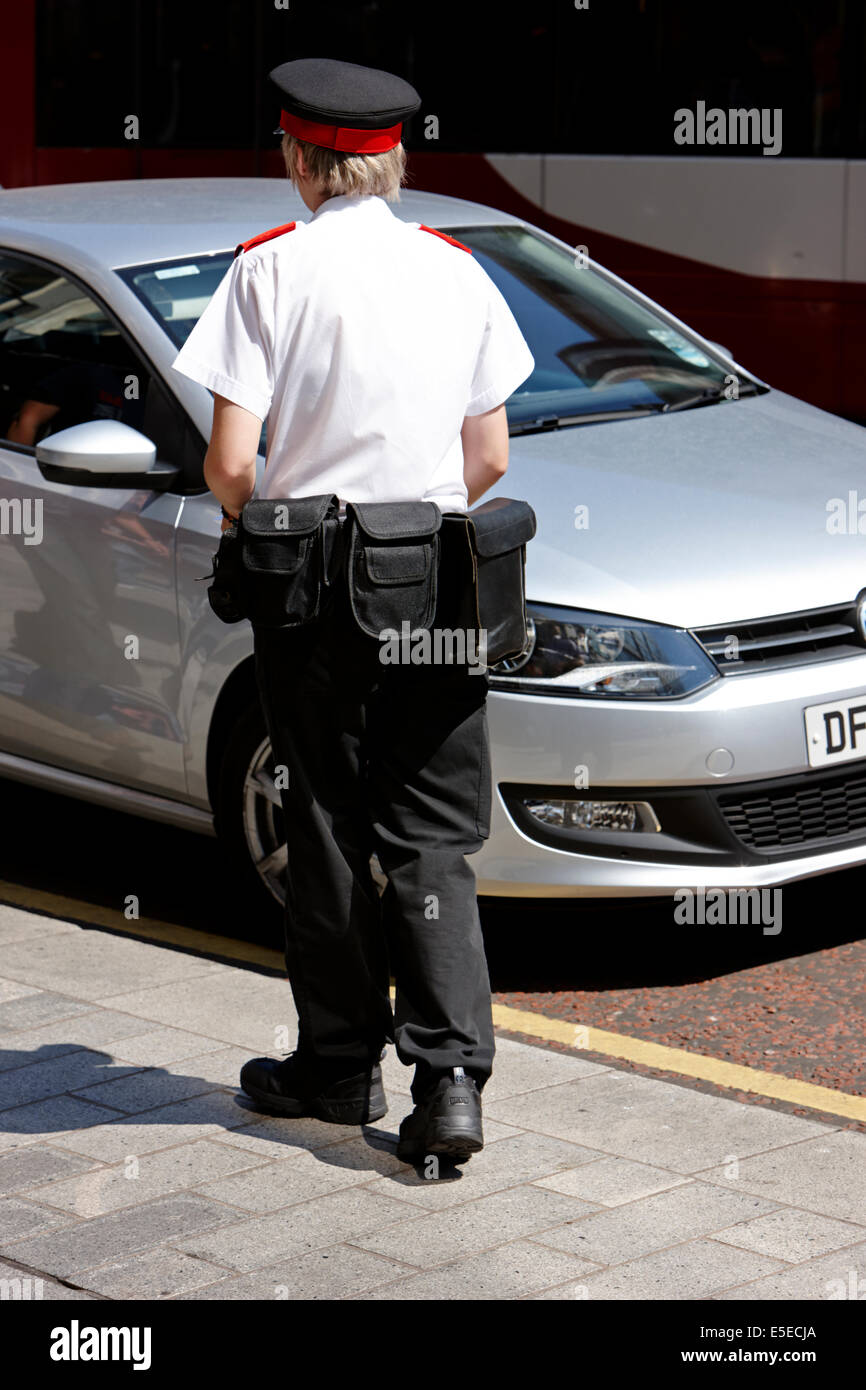 Weiblich, die damit verbundenen Belfast Stadtzentrum Parken Stockfoto
