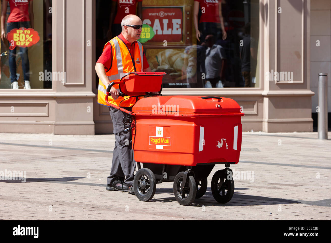 Königliche Post Postbote Machenschaften einen Wagen voller Post Belfast Stadtzentrum Stockfoto