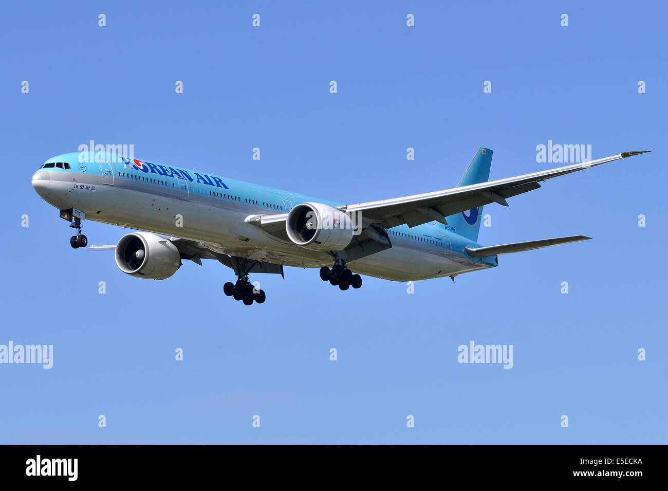 Boeing 777 im Landeanflug auf dem Flughafen London Heathrow von Korean Air betrieben Stockfoto