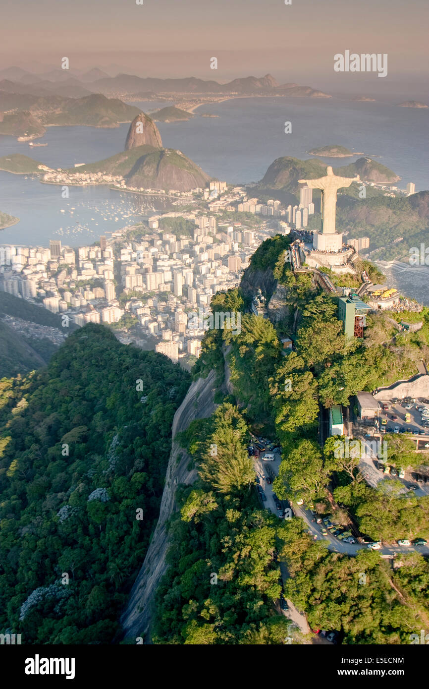 Luftbild von der Christus-Statue auf dem Corcovado-Berg mit dem Zuckerhut und die Guanabara-Bucht, Rio De Janeiro, Brasilien Stockfoto