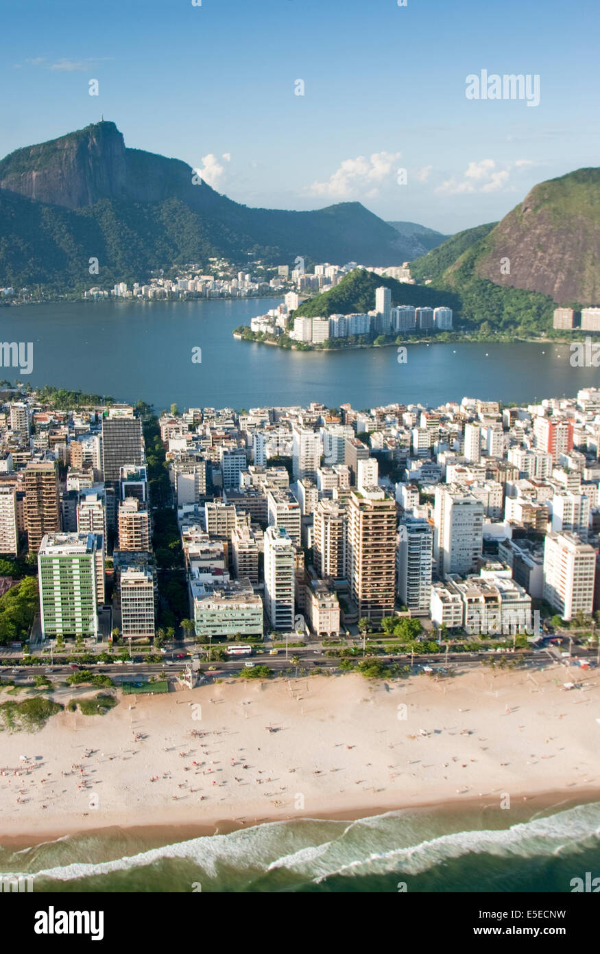 Luftaufnahme der Ipanema Strand und Umgebung, die Rodrigo de Freitas-Lagune und Corcovado Berg, Rio De Janeiro, Brasilien Stockfoto