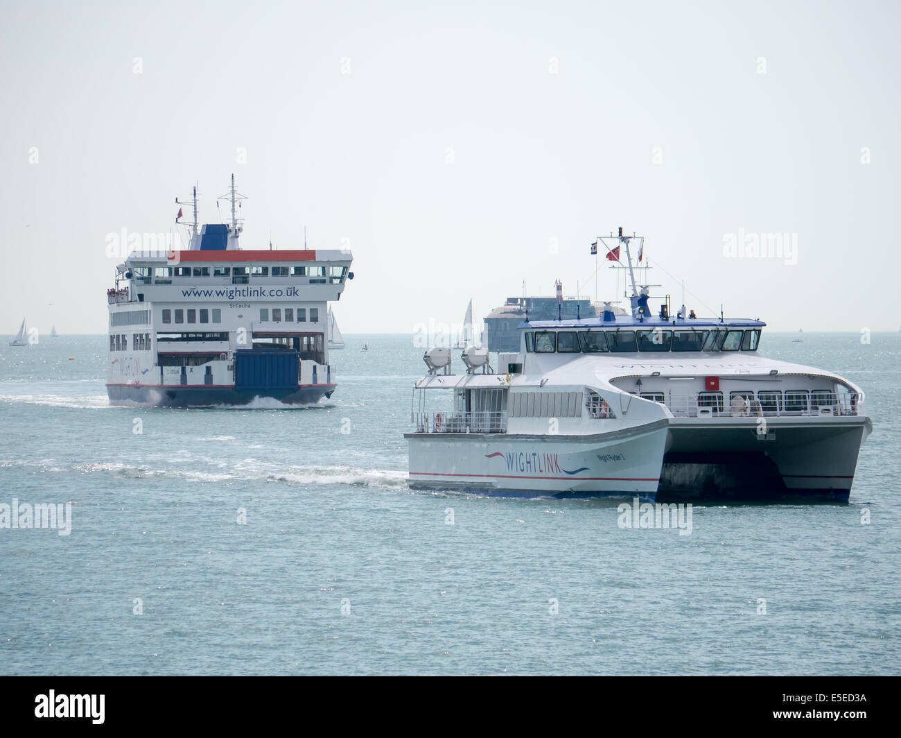 Wightlink, Isle Of Wight Katamaran und Autofähre im Solent, England Stockfoto