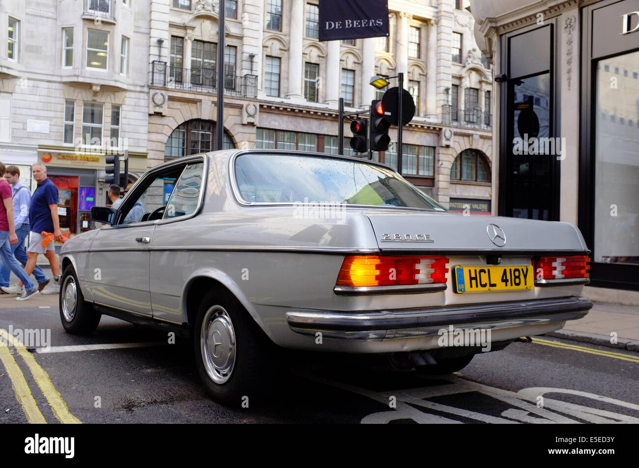 Silber Mercedes 280 CE warten an der Ampel auf Ecke der alten Bond Street, London Stockfoto