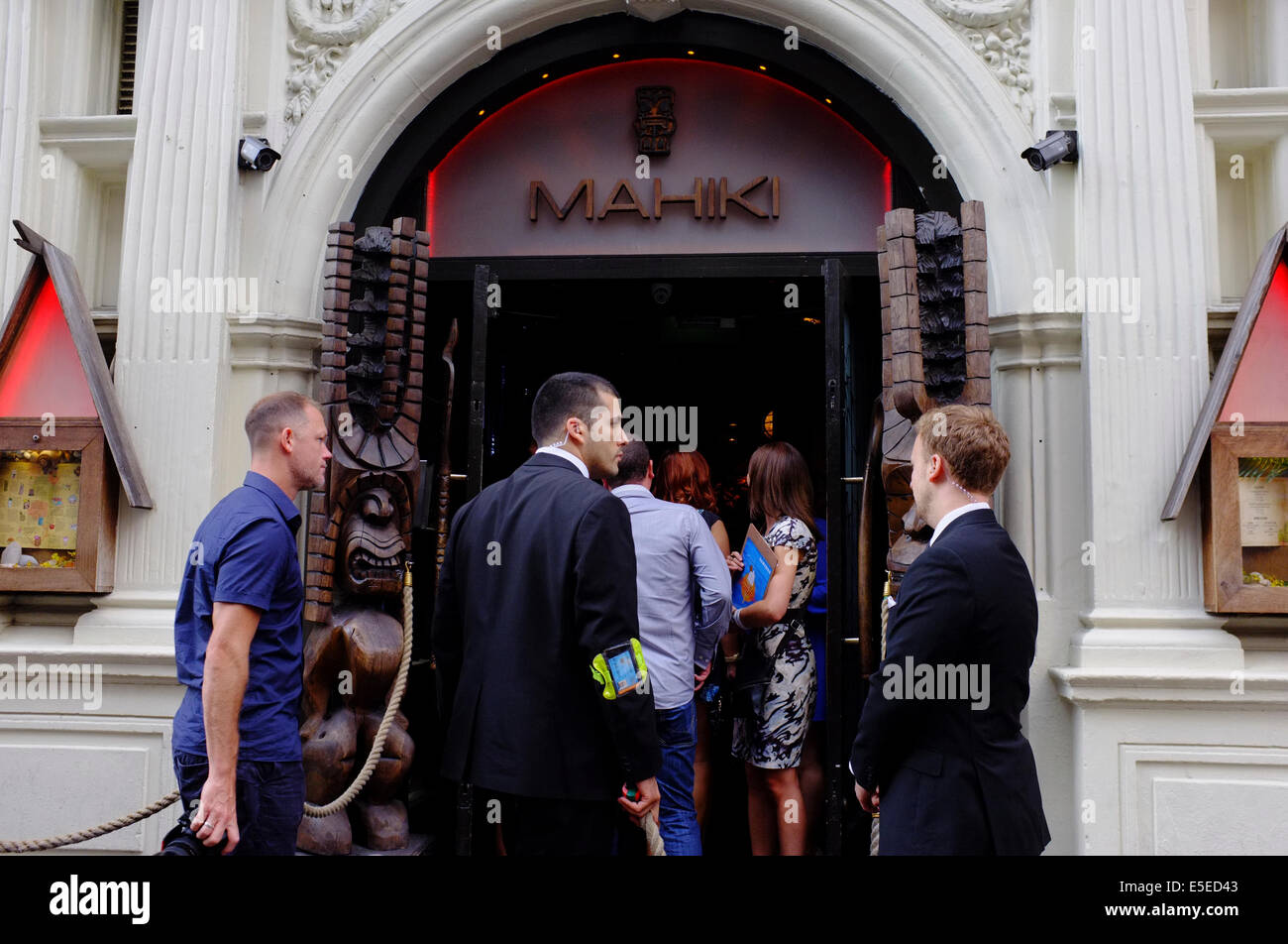 MAHIKI Club Eingang mit Türsteher & Gäste in Mayfair, London Stockfoto
