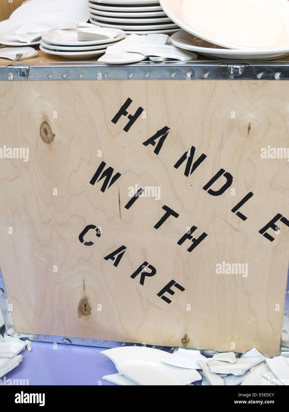 Stilleben, Geschirr zerbrochen und Kiste mit der Aufschrift "Handle with Care", USA Stockfoto