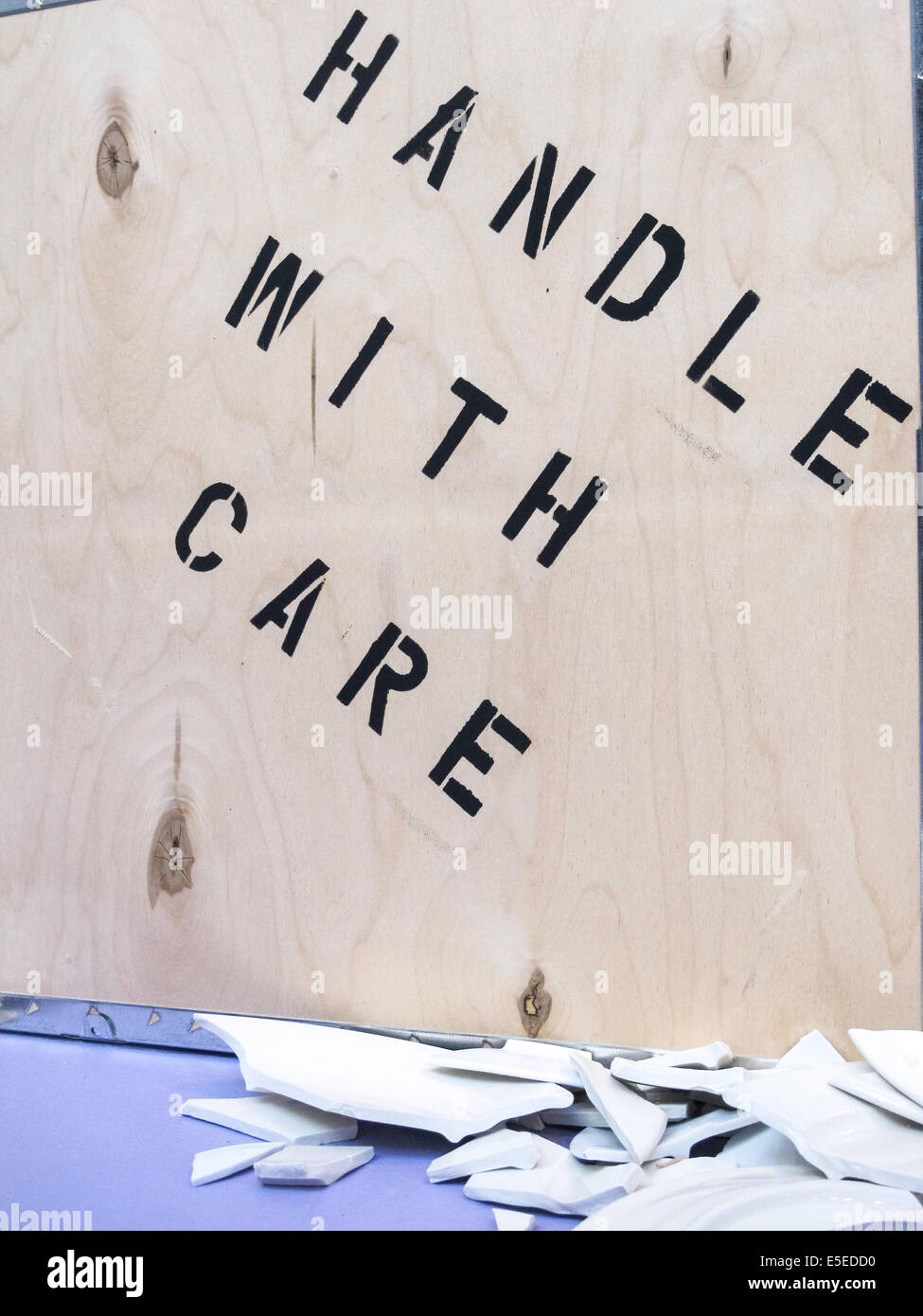 Stilleben, Geschirr zerbrochen und Kiste mit der Aufschrift "Handle with Care", USA Stockfoto