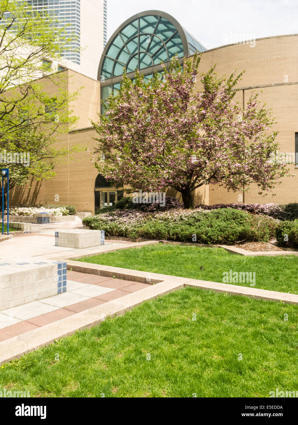 Robert Moses Plaza und Generoso Pope Memorial Auditorium, Fordham Universität Lincoln Center Campus, NYC Stockfoto