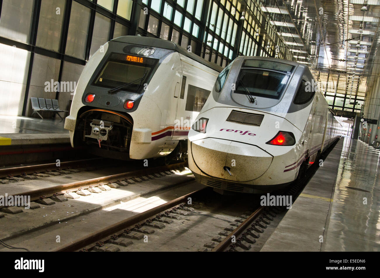 Zwei Züge warten auf ihre Abfahrtszeit in Cádiz Station. Stockfoto