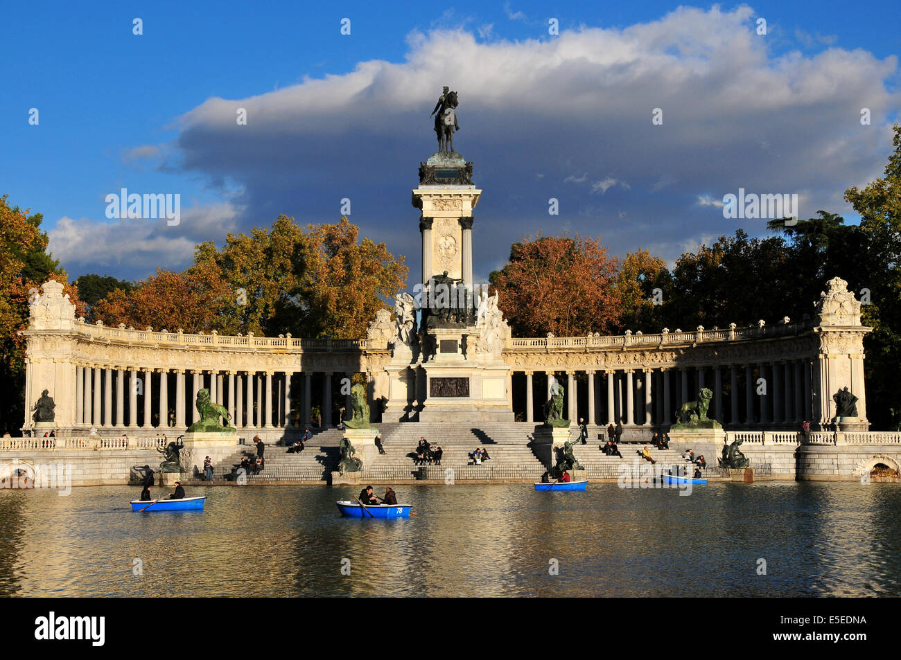 Der Teich im Retiro-Park im Zentrum von Madrid. Stockfoto