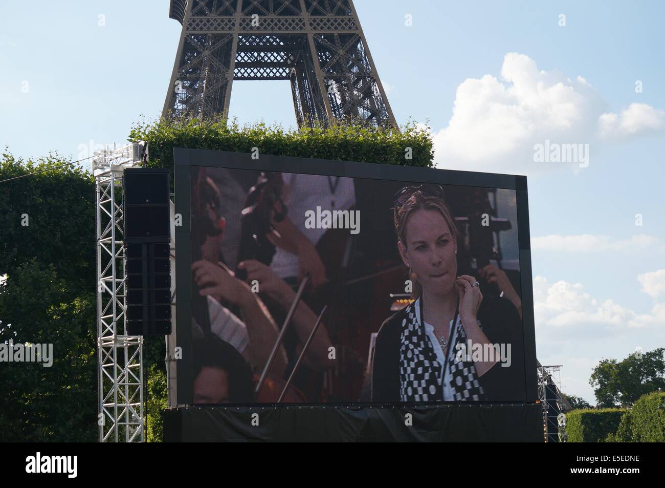 LED Bildschirm live-Übertragungen Bastille Day Feier, Konzert von französischen Nationalorchester Frankreich Rundfunkchor in Champ de Mars Stockfoto